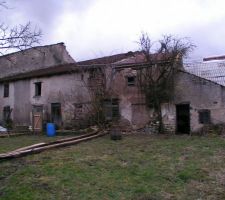 Vu d'ensemble, le toit de l'annexe est déja en place, vue coté jardin.