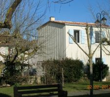 Toiture "gauche" d'une maison parallélépipède irrégulier.