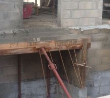 Le Perron coul&eacute; la semaine derni&egrave;re avec attente
futur escalier devant