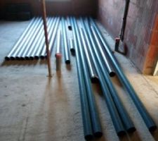 Les tuyaux de drainage dans le garage.