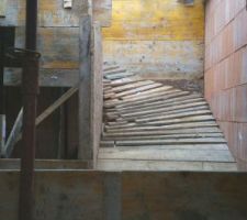 Coffrage de l'escalier qui m&egrave;ne &agrave; l'&eacute;tage.