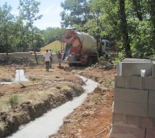 Arriv&eacute;e sur le terrain cet aprem pour voir les fondations...