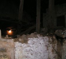 Apres la destruction des plancher bois du premiers, il reste les anciens couloir en pierre qui servaient a deplacer les moutons.