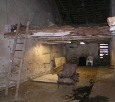 Déconstruction de la moitié du 1er étage de l'annexe, on est ici dans la salle a manger.