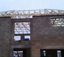 La charpente prend forme!