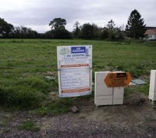 Voici le terrain environ 600 m².
Panneau d'affichage du permis de construire.