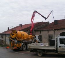 Coulage du plancher béton par le maçon et donc livraison par pompe du fameux plancher, c'est la seul et unique fois ou la centrale béton est venu sur le chantier.