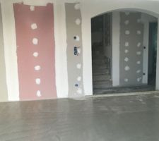 Lundi dernier ils ont coulé la chape séchage toute la semaine et lundi on pose le carrelage