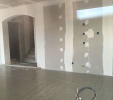 Lundi dernier ils ont coulé la chape séchage toute la semaine et lundi on pose le carrelage