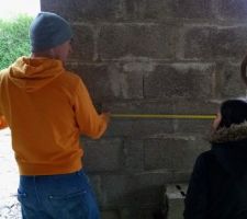 Vérification des mesures entre les deux baies vitrées.