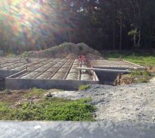 Vide sanitaire quasi fini, pr&eacute;paration pour couler la dalle