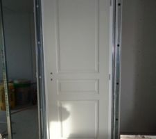 Pose des portes (mais la, une seule est visible) ce matin.