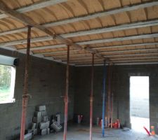 La dalle B&eacute;ton de l'&eacute;tage est coul&eacute;, vue de l'interieur