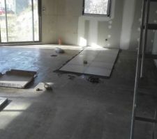 Début de la pose du carrelage