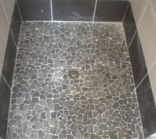 Douche,sol en galets.