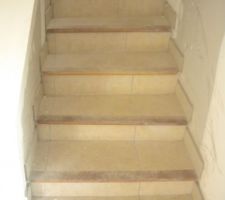 Escalier rectifié et carrelé.