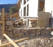 Muret et escalier devant la terrasse de R de Chaussée