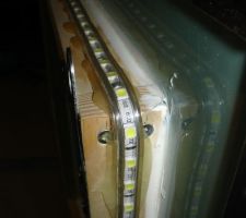 Vue sur le bandeau LED collé à la colle chaude sur le cadre en bois.