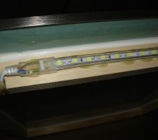 Vue sur le bandeau LED collé à la colle chaude sur le cadre en bois.