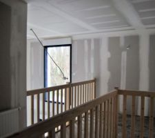 En de l'escalier, vue sur le dégagement