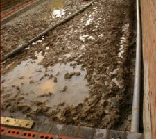 Planelles en briques sur blocs pleins et passages des tuyaux d'&eacute;vacuations sous la dalle