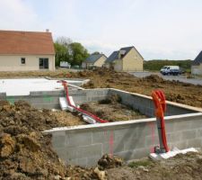 Passage des fourreaux et tubes de cuivre pour la PAC avant remblai et coulage de la dalle du garage.