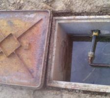 Surprise !!!! un regard sous la pelouse avec un raccord pour le  gaz