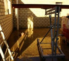 Montage de la poutrelle avec l'aide de 2 girafes