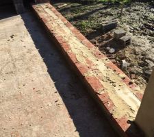 Mise en place des seuils, appui réalisé en briques permettant de recevoir le seuil en pierre bleue