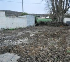 Le terrain s'est un peu aplani mais il va falloir casser les mottes et parfaire le niveau !