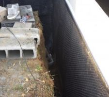 Pose de la protection mécanique sur les murs de soutènement