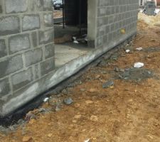 Pose de baguette de finition de la protection mécanique