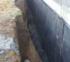 Pose de la protection mécanique sur les murs de soutènement