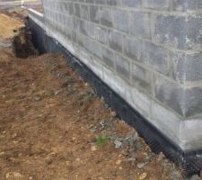 Pose de baguette de finition de la protection mécanique