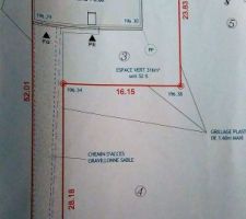 Plan du terrain avec emplacement maison. Nous voulions mettre la maison au fond du terrain pour profiter pleinement du terrain devant (exposé sud) mais vu la longueur de l'allée, il y aurait eu besoin d'une pompe de relevage des eaux usées), pas confiançe, si ca tombe en panne, innondations d'eaux usées, non merci ! :)