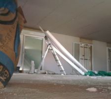 Comme une fouine, j'ai r&eacute;ussi &agrave; prendre une photo de l'int&eacute;rieur de la maison...
&ccedil;a avance viiiiiite!