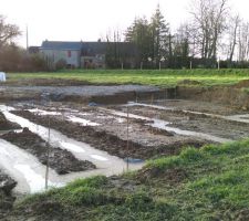 La semelle a été coulée vendredi après-midi, pose de la 1ere brique lundi ....