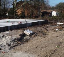 Chantier ou trainent des gobelets vides, des canettes, des dalles de polystyrene...