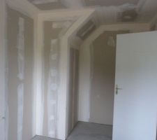Salle de jeux avant de casser sous l'escalier