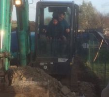 Emanuel et tonton Jo en train de faire du terrassement
