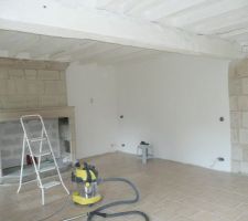 Sol carrelé, joints faits et murs peints