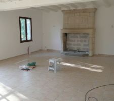 Sol carrelé, joints faits et murs peints