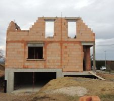 La maison de face depuis la rue