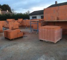 Vue depuis le salon, sur la salle &agrave; manger et plus loin la cuisine et cellier