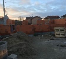 Vue sur la porte d'entr&eacute;e &agrave; gauche, depuis l'est.