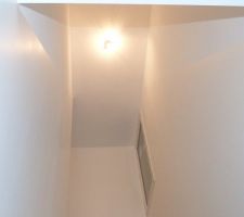 Peinture de finition de la cage d'escalier