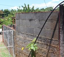 Ici, le mur des voisins construit au milieu de la servitude et accolé à la pointe de mon mur de soutènement.