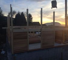 Montage des panneaux entre poteaux avec le bardage Red cedar.