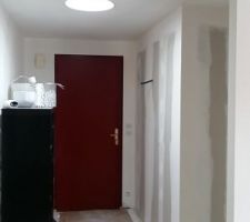 Entrée avec puits de lumière. Nous allons créé un meuble d'entrée avec banquette pour les enfants où chacun aura son espace style mudroom