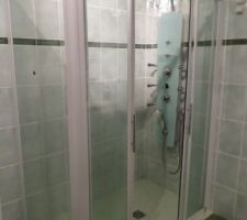 Nous avons refait notre cloison de douche à l'italienne.